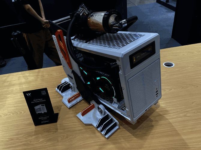 部分机箱融入LED灯光、机械臂等现代元素，科技感十足