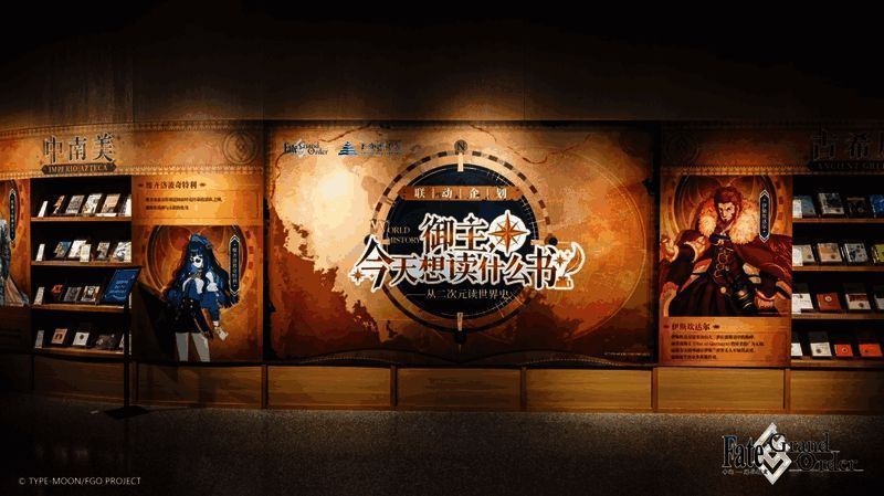 展览现场人潮涌动，观众与角色立牌合影互动