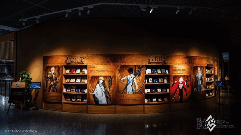 展柜中陈列多本与游戏角色相关的历史书籍，吸引读者驻足翻阅