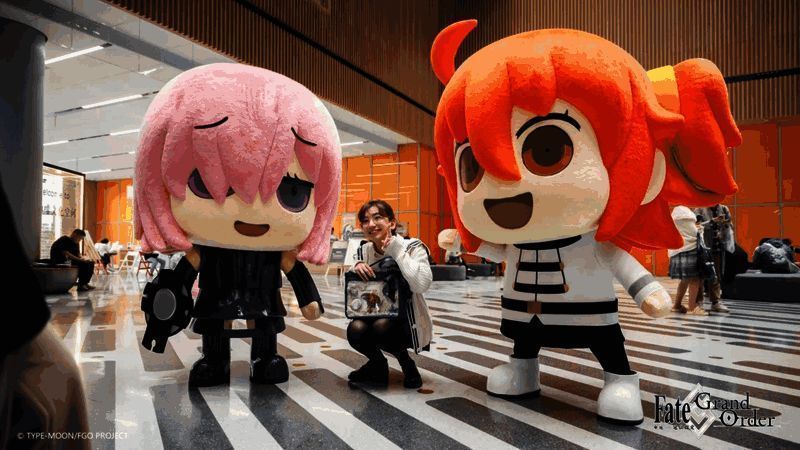 活动现场设有互动任务区，观众手持特制借阅卡参与打卡收集