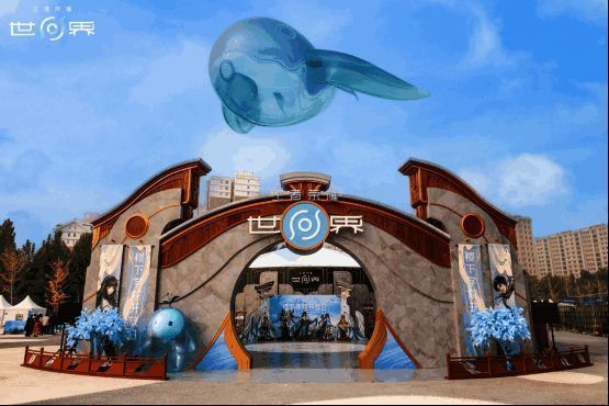 玩家在展区中参与互动，现场气氛热烈