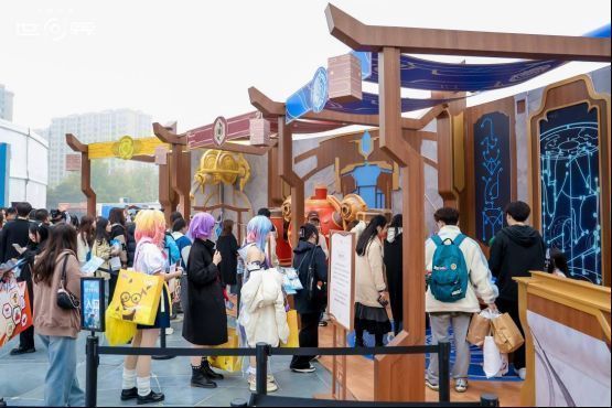 玩家体验机关学院互动项目，现场设有元歌立牌