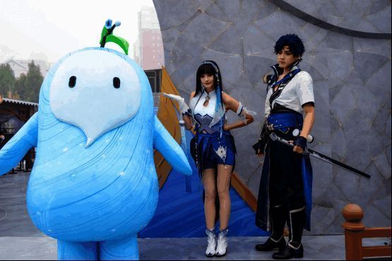 曜立牌吸引大量玩家合影打卡，现场气氛活跃