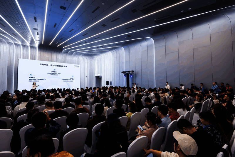 荣耀应用市场界面展示，清晰分类与推荐机制一览无遗