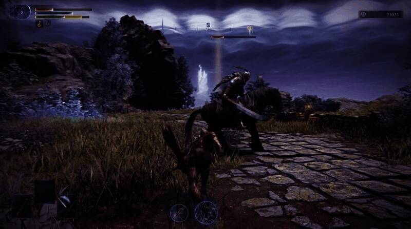 游戏内Boss战画面，角色与巨型Boss展开激烈对抗