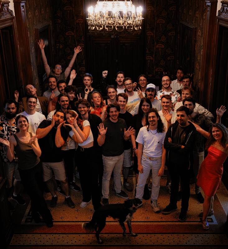 《光与影：33号远征队》开发团队合影，32人加一条狗的工作环境温馨而专注