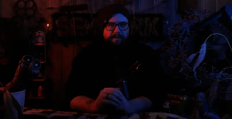 《R.E.P.O.》游戏战斗画面，展示角色与敌人的对抗场景