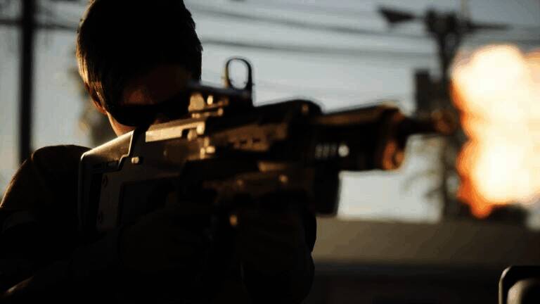 角色与敌人激烈交火，枪战场面极具张力