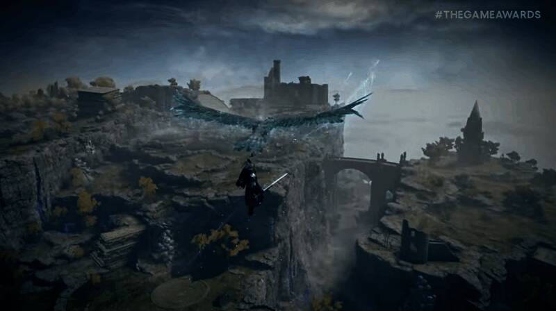 石崎淳也接受采访的现场照片，背景为《艾尔登法环：黑夜君临》游戏画面