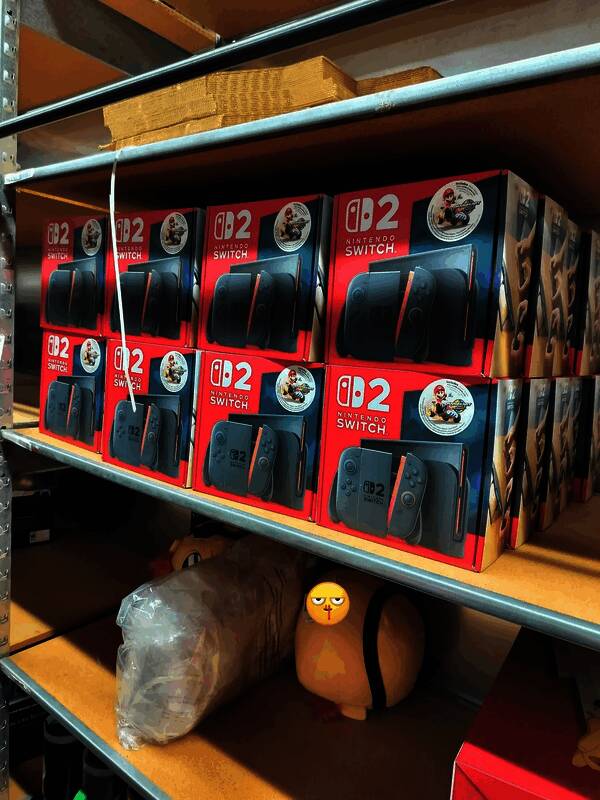 任天堂Switch 2主机在美国零售店上架实拍图，货架摆满主机本体及游戏卡带
