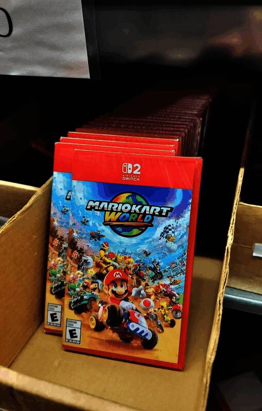 任天堂Switch 2游戏卡带展示，包括《马里奥赛车：世界》《塞尔达传说：王国之泪》等热门作品