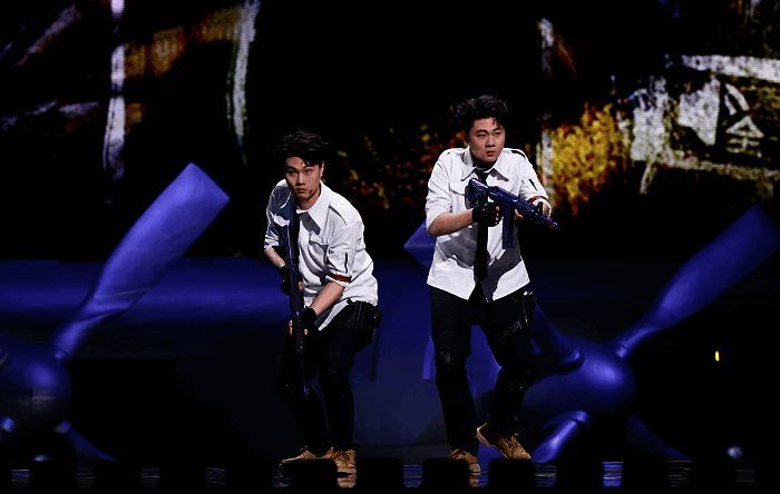 高超高越兄弟与嘉宾们跳起广场舞，动作整齐划一，场面热闹有趣