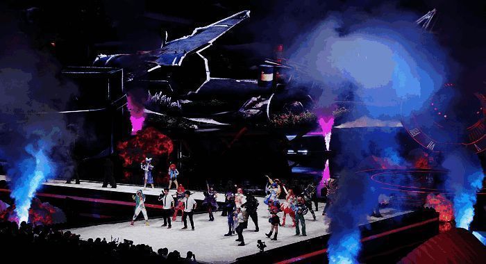 舞台上众人穿着休闲风格皮肤跳舞，表情轻松，气氛活跃