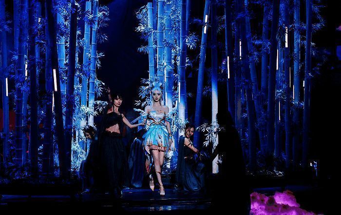 墨龙九天皮肤角色从高空缓缓降落，金色光芒环绕，气势恢宏