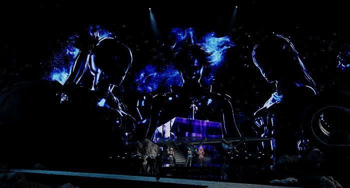 华晨宇身穿‘火花’皮肤造型登场，舞台灯光闪耀，气氛热烈