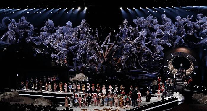 数百位嘉宾同台合唱《和平使命》，背景为绚烂烟花，场面壮观感人