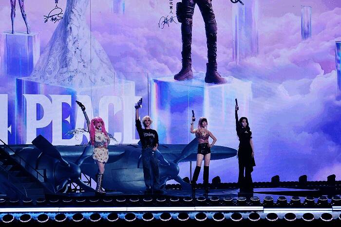 四大代言人首次组队登台，手持道具合影留念，气氛热烈