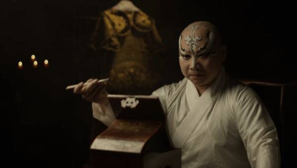 虞美人幻兽特写图，身着戏曲华服，手持折扇，眼神温柔