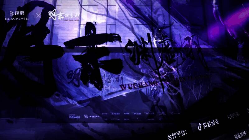 黑白无常Coser合影，身穿传统服饰，妆容精致，氛围神秘