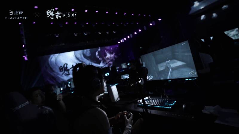 活动现场布置充满东方奇幻风格，展台灯光效果出色