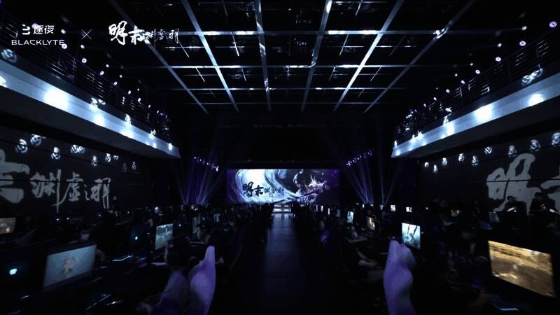 玩家专注体验游戏，表情投入，周围观众围观观看