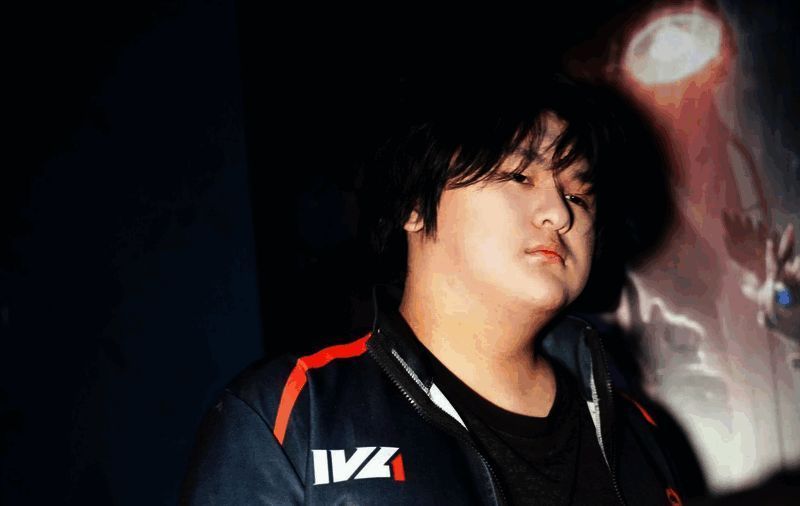 ACT战队成员合影，背景为战队LOGO，氛围积极向上