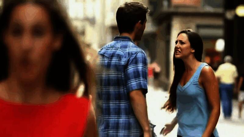 视频画面中男生低头回避目光，女生怒视前方，场景生动还原现实