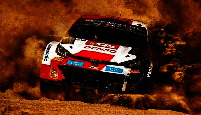 Nacon CEO Alain Falc演讲画面，背景为WRC赛车游戏界面展示