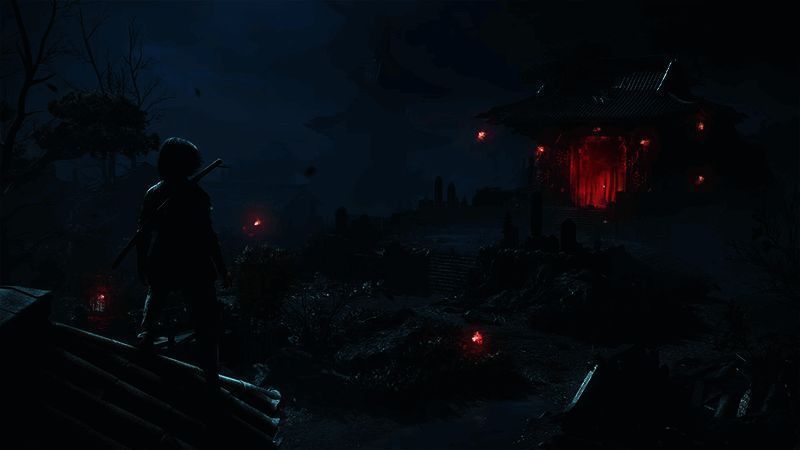 奈绪江手持武器，在昏暗森林中警戒，背景隐约可见神秘敌人轮廓