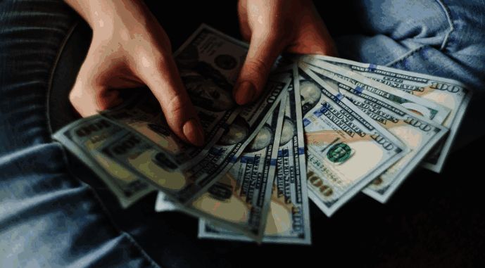 独立游戏开发者每月发布销量数据，图表清晰展示收入变化趋势