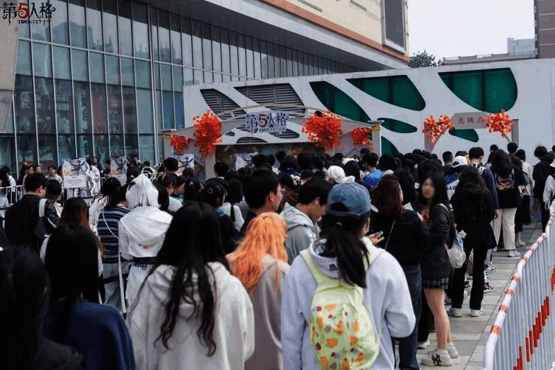 COSER扮演《第五人格》角色玩具商，造型逼真引人注目