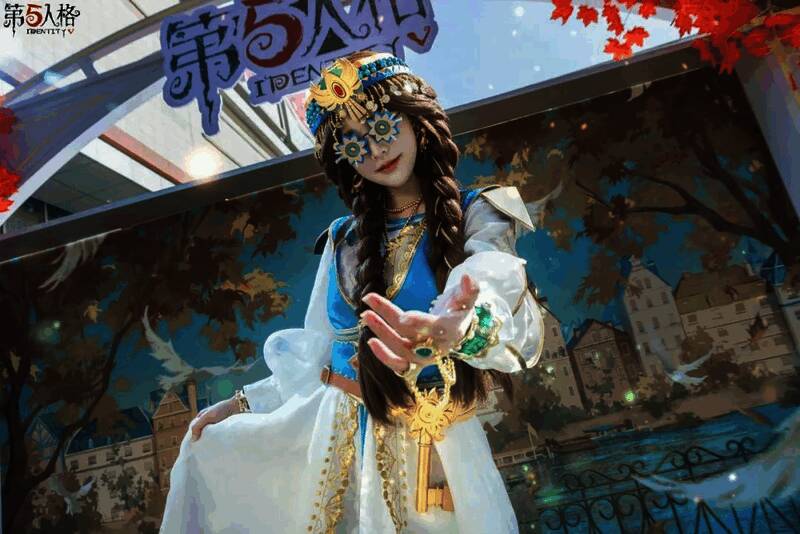 杂技演员角色COSER动作张力十足，展现角色风采