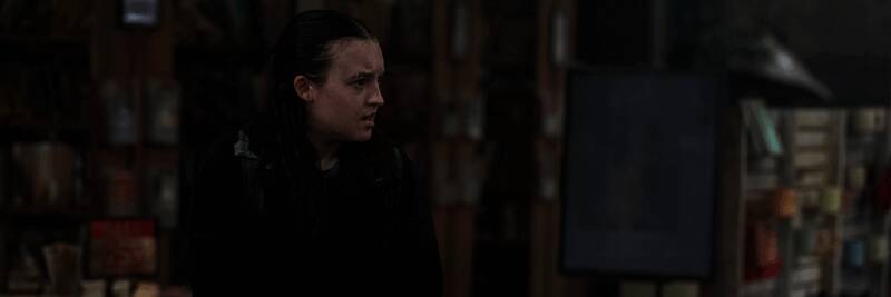 艾莉陷入困境时的特写镜头，眼神中透露出坚定与绝望