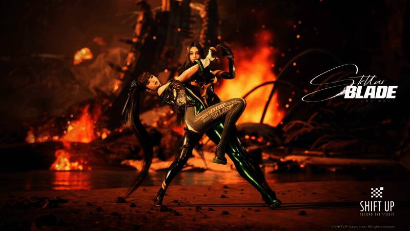 伊芙与迅驰并肩站立，共同做出比心手势，身后是坠落的太空舱残骸