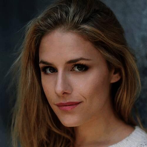 角色在游戏中激烈争论的精彩瞬间，表情丰富、气氛紧张