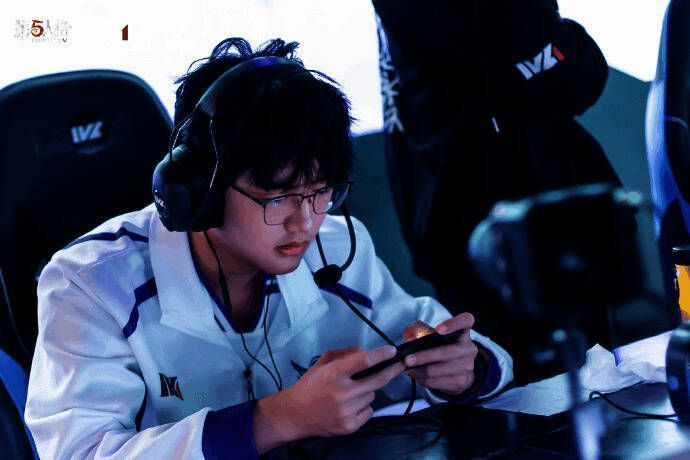 第五人格比赛现场画面，选手专注操作，背景为欧利蒂丝庄园