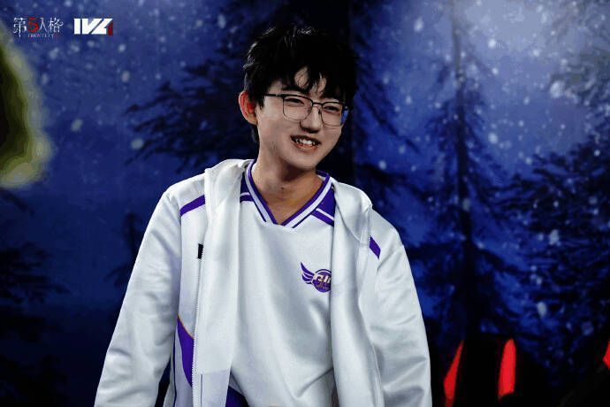 GW_Dragon选手特写，手持麦克风微笑面对镜头