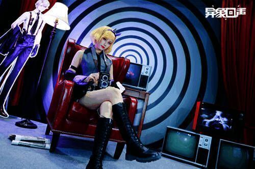 展台内部细节图，复古电视与灯光交错，营造神秘氛围