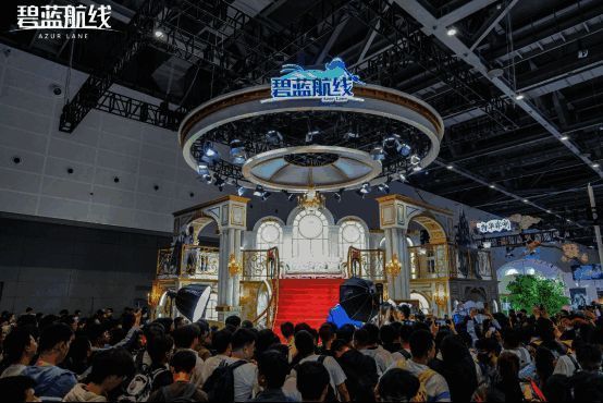 《碧蓝航线》展台全景，红毯阶梯延伸至金色大厅，整体风格典雅奢华