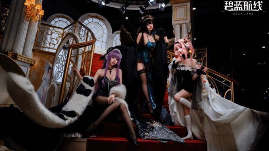 Coser身着《碧蓝航线》角色服装进行表演，现场观众围观拍照