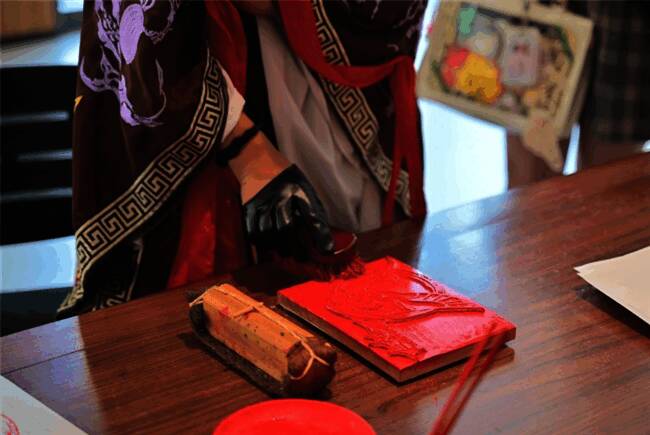 扬州非遗珍宝馆内玩家正在体验雕版印刷