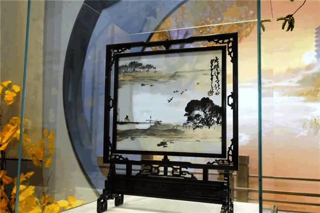 中国工艺美术大师吴晓平水墨写意绣品《无垠归鸟》展示图