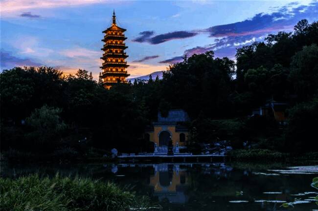 落霞中的大明寺实景照片