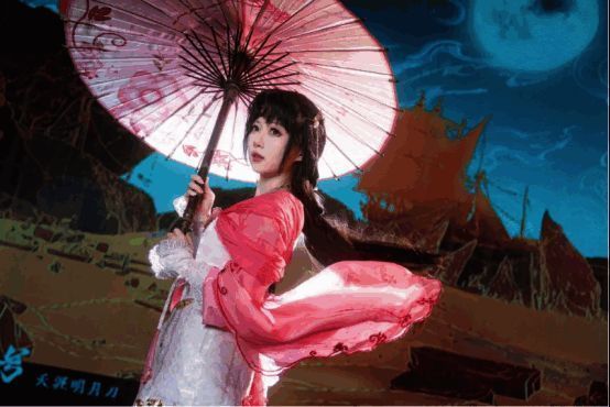 漫展现场人气爆棚，角色扮演者与观众互动频繁