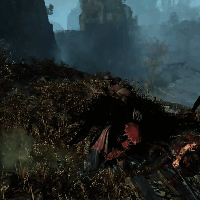 主角在昏暗街道中潜行，周围弥漫诡异雾气