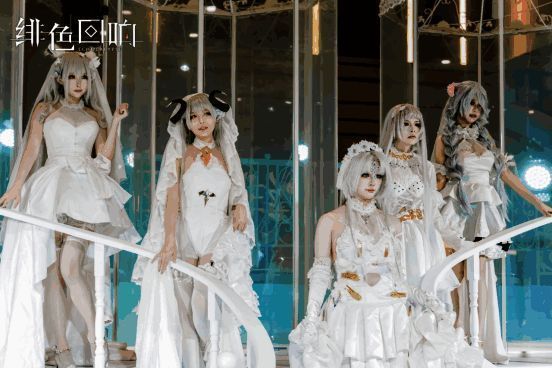 《绯色回响》誓约系列婚纱皮肤现场展示，莉莉丝等角色身着白裙，梦幻婚房布景唯美