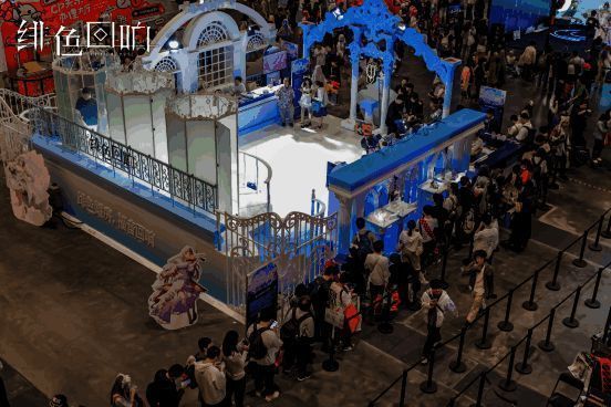 活动现场玩家排队参与抽奖，工作人员发放礼品，气氛热烈