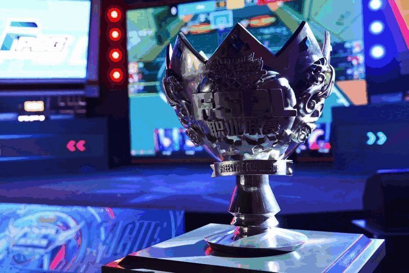 金色奖杯闪耀舞台，背景灯光营造出热烈氛围