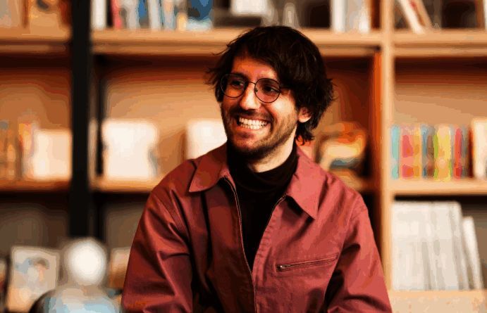 游戏场景截图，展现细腻的角色表情与环境细节，充满沉浸感