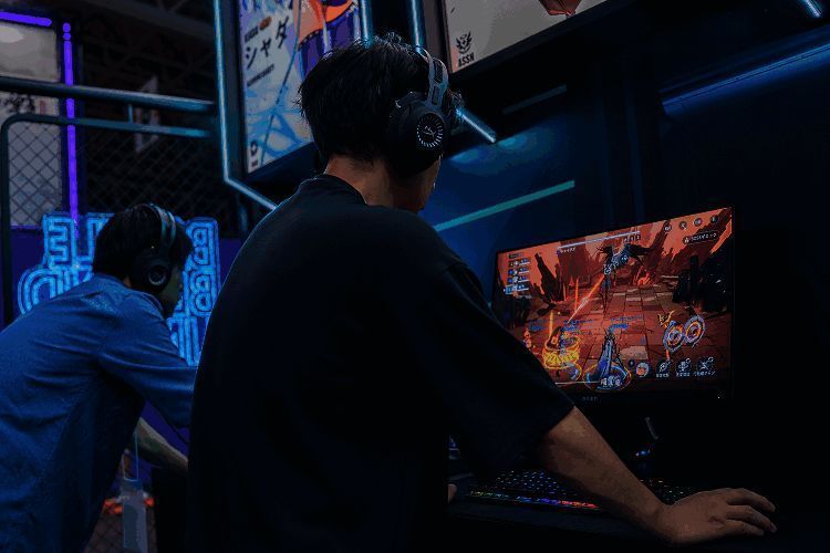 Cos角色身穿黑色战斗服，手持武器，造型酷炫